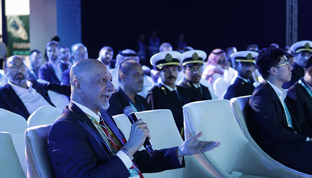 audience-speaking-at-conference